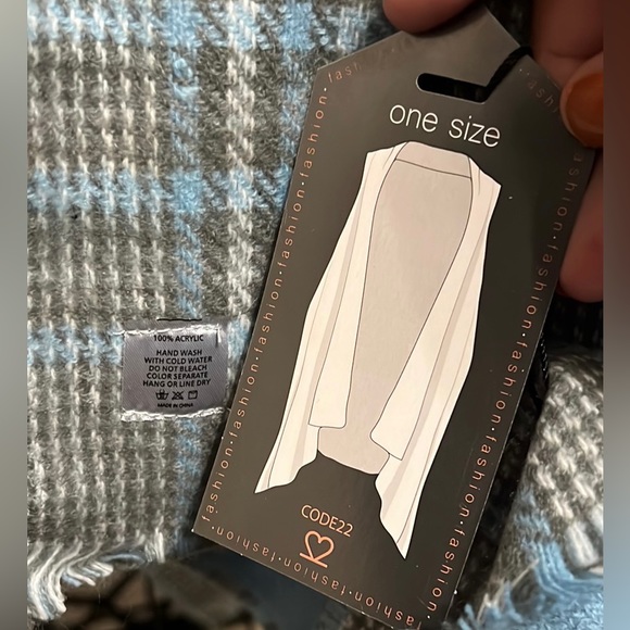 New Code22 One Size Oversized 30” x 84” Light Blue & Grey Plaid Wrap Shawl - Picture 5 of 11